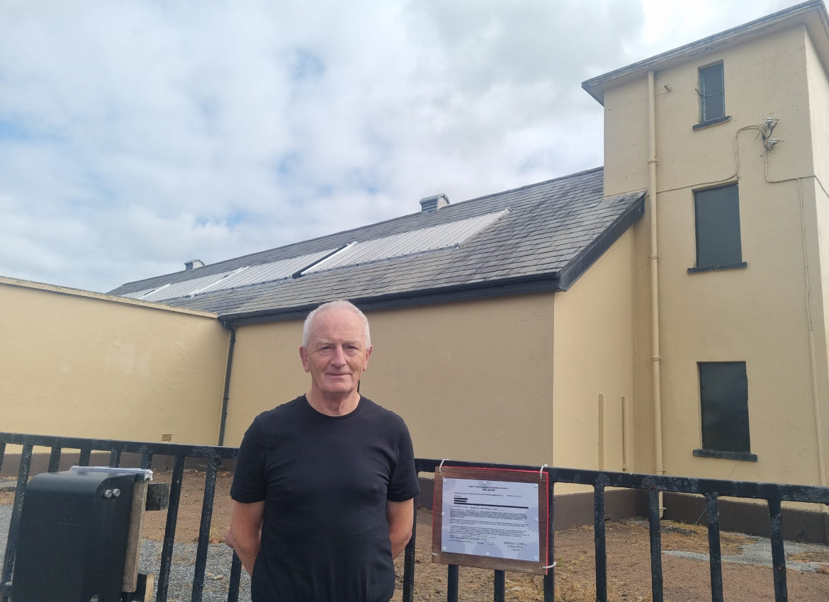 Gníomhaí pobail i Lios Tuathail Joe Ó Murchú ag caint le ⁦<a href="/EdelLovett1/">Edel Ní Loibhéad</a>⁩ faoin bphlean chun pictiúrlann nua a fhorbairt sa bhaile.