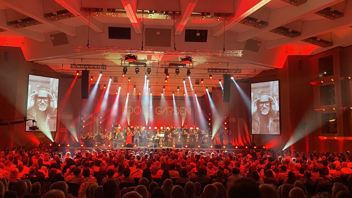 Die Geschichte einer deutschen Musiklegende zum Hören: "KOMPLIZEN - der EDO ZANKI Podcast". 24 Folgen werden es sein, sechs sind schon da. Wir freuen uns, wenn Ihr uns abonniert. 
podimo.com/de/shows/kompl…