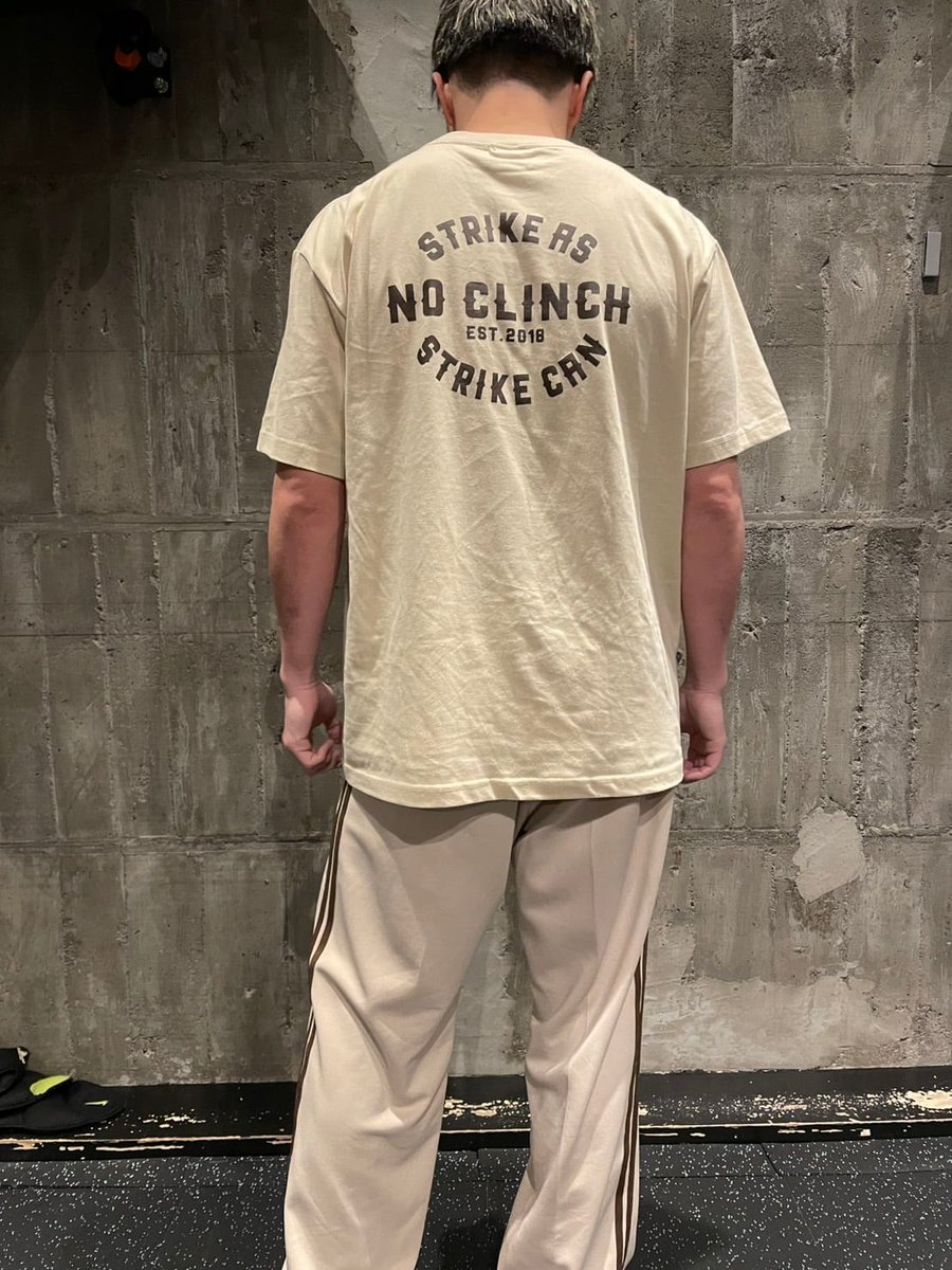nkmrtkm0818's tweet photo. 7.31後楽園にて東洋太平洋王座決定戦に臨むプロボクサーの左右田泰臣選手。NO CLINCH制作の2025年Ver.のチームTシャツ、7月上旬に再入荷＆販売します！

▼詳細▼
https://t.co/2F8eKeawH3

サッカーっぽさと昔のボクシングっぽさをミックスしたテイストです。どうぞよろしく！ https://t.co/VqJzajQ6Jk