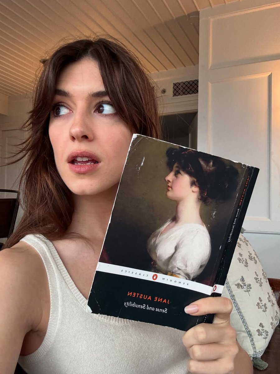 Daisy Edgar-Jones 📖