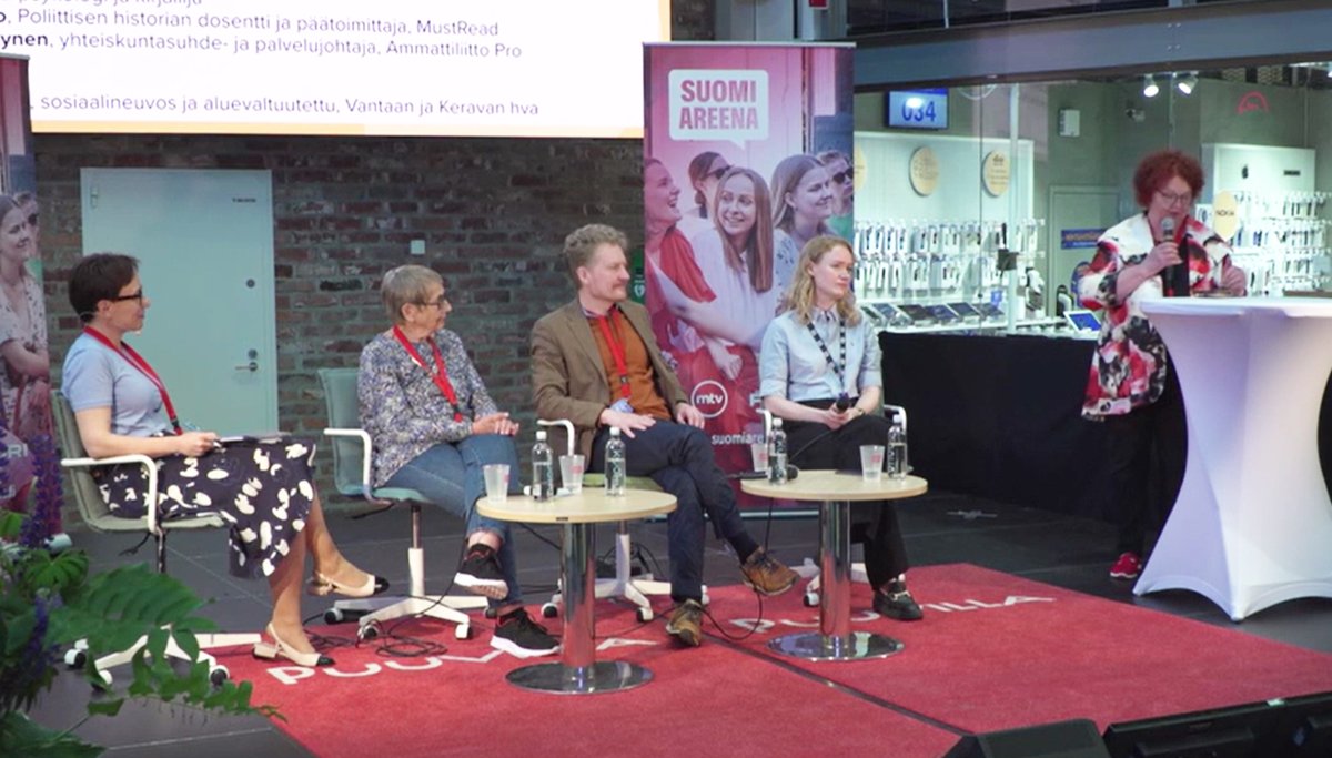 Yhteisöllisyys tarjoaa paljon mahdollisuuksia, kun rakennetaan rohkeasti itselle omannäköisiä yhteisöjä. Meillä on hyvin vahva yksin pärjäämisen eetos. Nyt on aika rohjeta tunnustaa, että tarvitsemme toisiamme, totesi Riitta Särkelä puheenvuorossaan.
#yhteisöllisyys #SuomiAreena