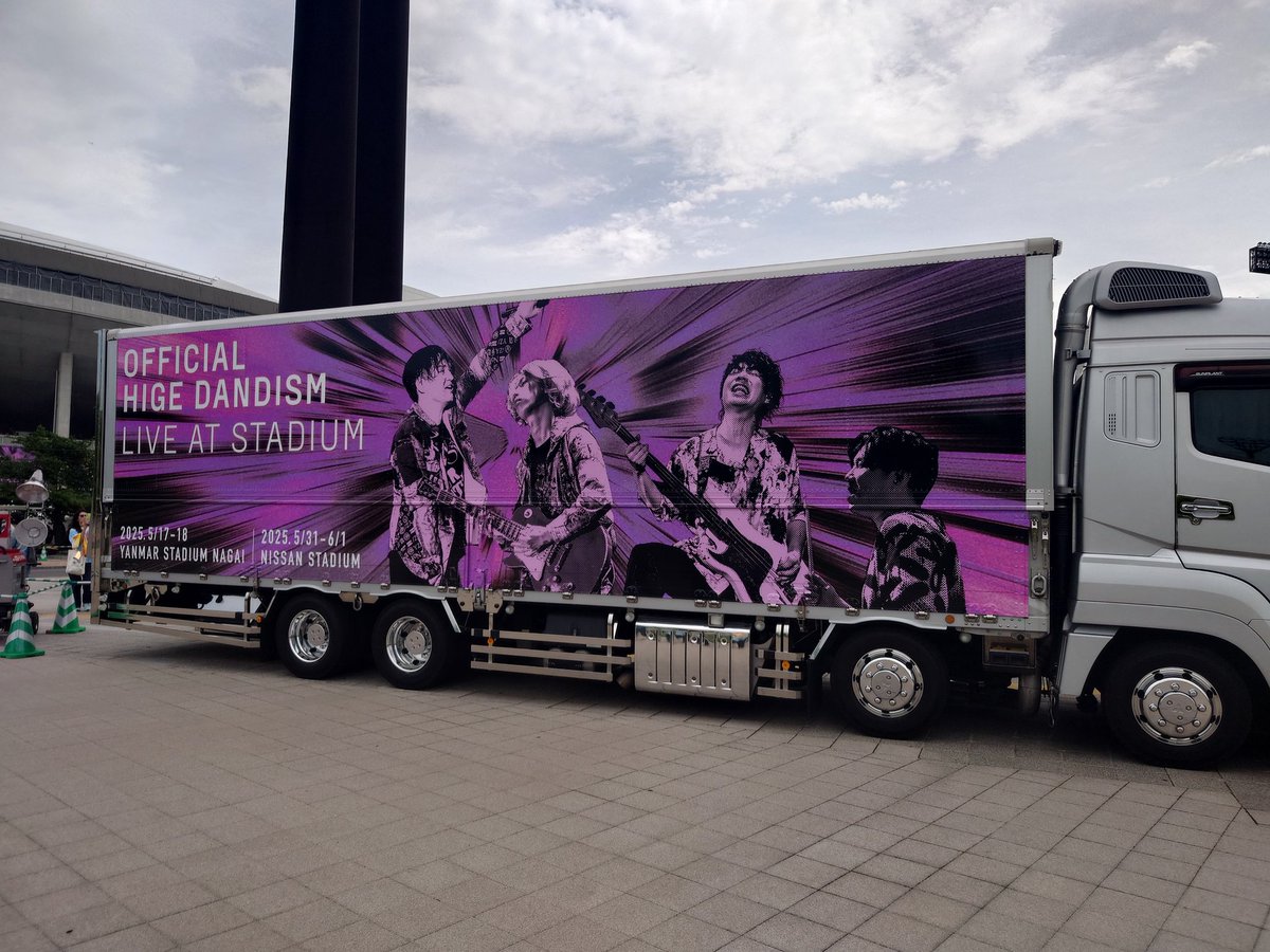 sakochan30's tweet photo. 少し前になりますが、髭男ヤンマースタジアムライブに参戦してきました。当日は雨が降るかもでしたが、何とかもちました！一言、サイコーだった。未だに引きずってる。ここまで引きずるライブは今までなかった。TATTOOの映像がエモかった。
#Official髭男dism 
#liveatstadium2025 https://t.co/ibwTuS8YyI