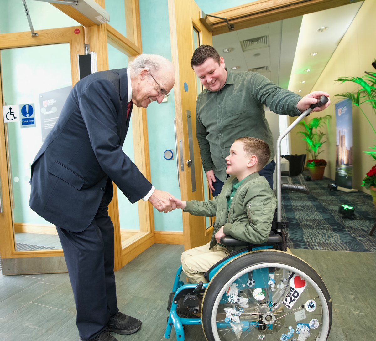 QUBAlumni's tweet image. We welcomed a range of people to Queen's today for a reception in honour of Senator George Mitchell. Amongst others were key contributors of the Good Friday/Belfast Agreement but star of the show was Dáithí Mac Gabhann who, with his father Máirtín, met the Senator and filled him…