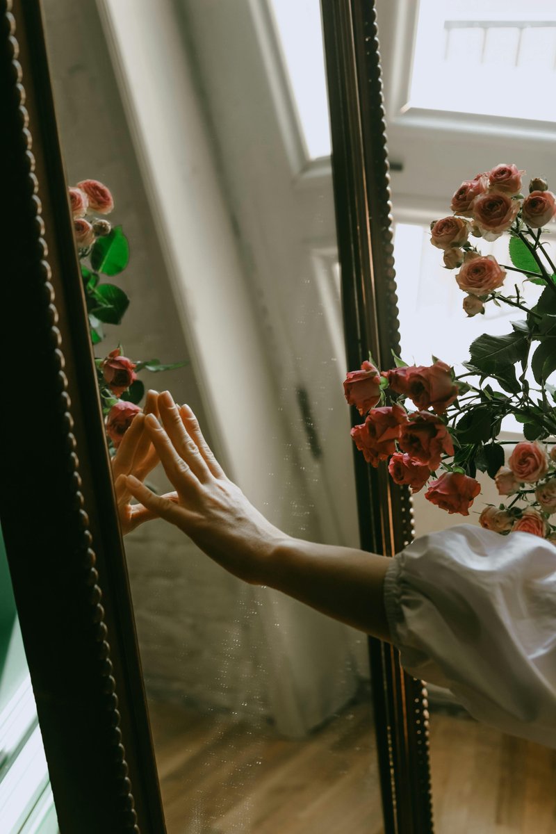 Le cose pensate propendono su ogni parola come timida pioggia cesellata da nuvole custodi

E mi amo alla maniera più vera
Attraverso una sequenza di sogni cullati dalle perenni onde

Dalle quali sovente nasce quell'emozione camminarmi addosso scolpire i sensi

A sovvertire tutto