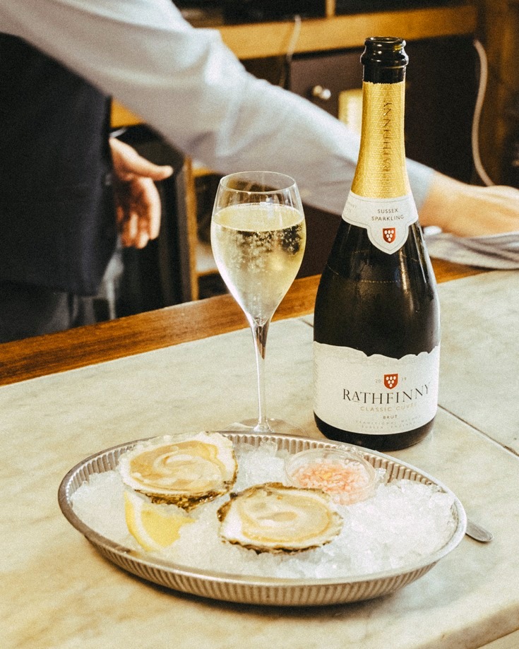 EnglishsoB's tweet image. Midweek indulgence? Go on then.
Pair freshly shucked oysters with a glass of Sussex sparkling and claim a little joy for yourself — it is English Wine Week, after all.
We’re pouring some of the region’s finest all week long — by the glass, at the bar, or on the terrace. 🍾🦪