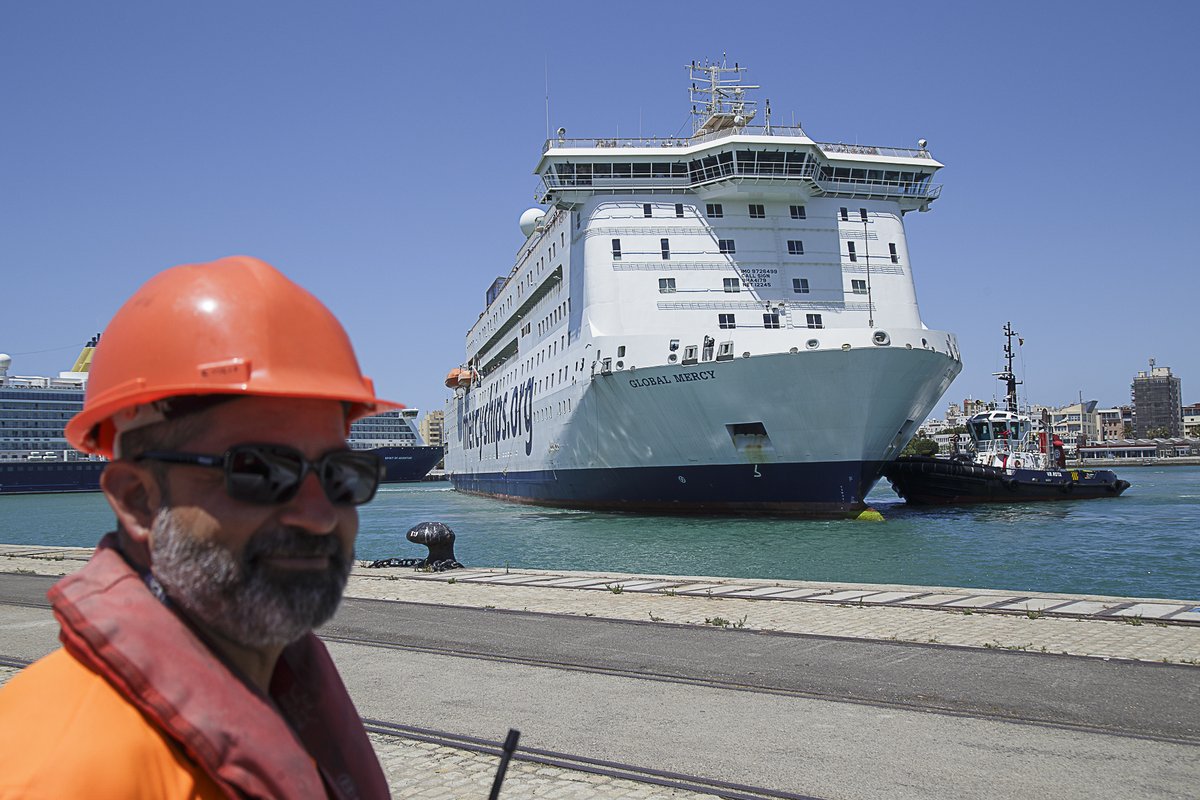 puertodecadiz's tweet photo. El buque hospital GLOBAL MERCY llega al Puerto de #Cádiz
#GlobalMercy
#BuqueHospital
#PortsofSpain
#shipimages https://t.co/RREGVTxMvo