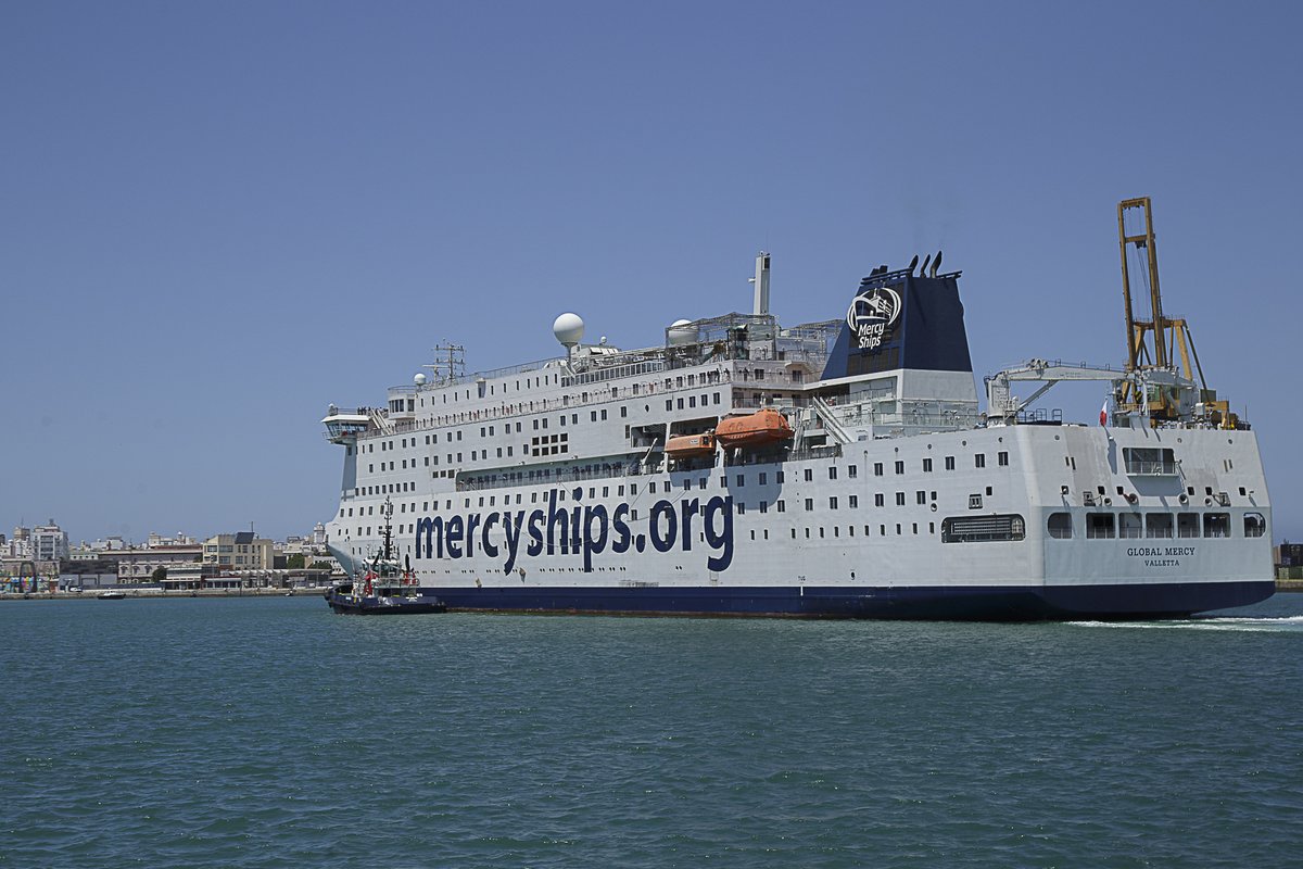 puertodecadiz's tweet photo. El buque hospital GLOBAL MERCY llega al Puerto de #Cádiz
#GlobalMercy
#BuqueHospital
#PortsofSpain
#shipimages https://t.co/RREGVTxMvo