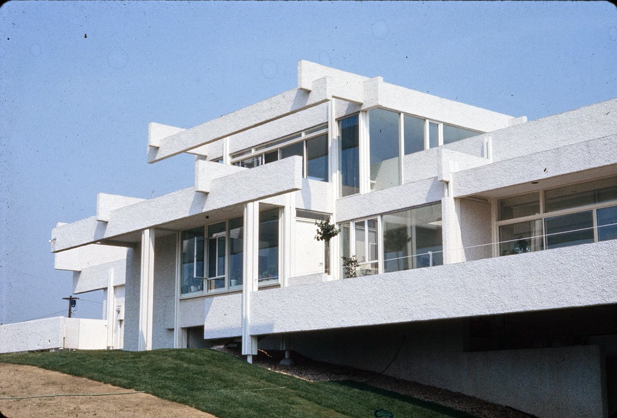 The Micheels Residence in Westport, CT designed by Paul Rudolph in 1972, demolished in 2007. Rudolph seeks to exhibit a sense of motion. This is achieved by the relationship between the spaces and the way they connect with one another by overlapping parallel walls.