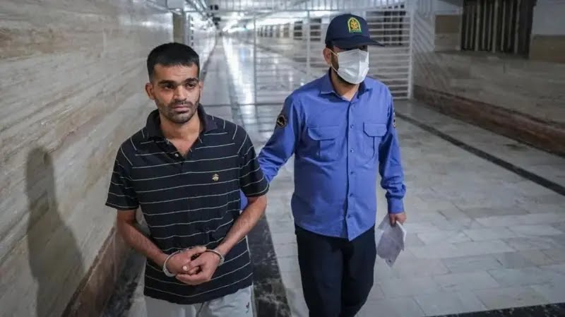 وقتی اسرائیل میاد اتاق خواب خونه یک فرمانده رو میزنه
وقتی اسرائیل میاد جلسه مقامات نظامی رو میزنه
یعنی لا به لای این مسئولا هستن کسایی که دارن لو میدن نقطه میدن که دقیق نقطه زنی 
می کنند 
مردم عوام از این اطلاعات ها که کجا جلسه فرماندهی برگزار میشه؟ چه ساعتی برگزار میشه؟
حضرت آقا