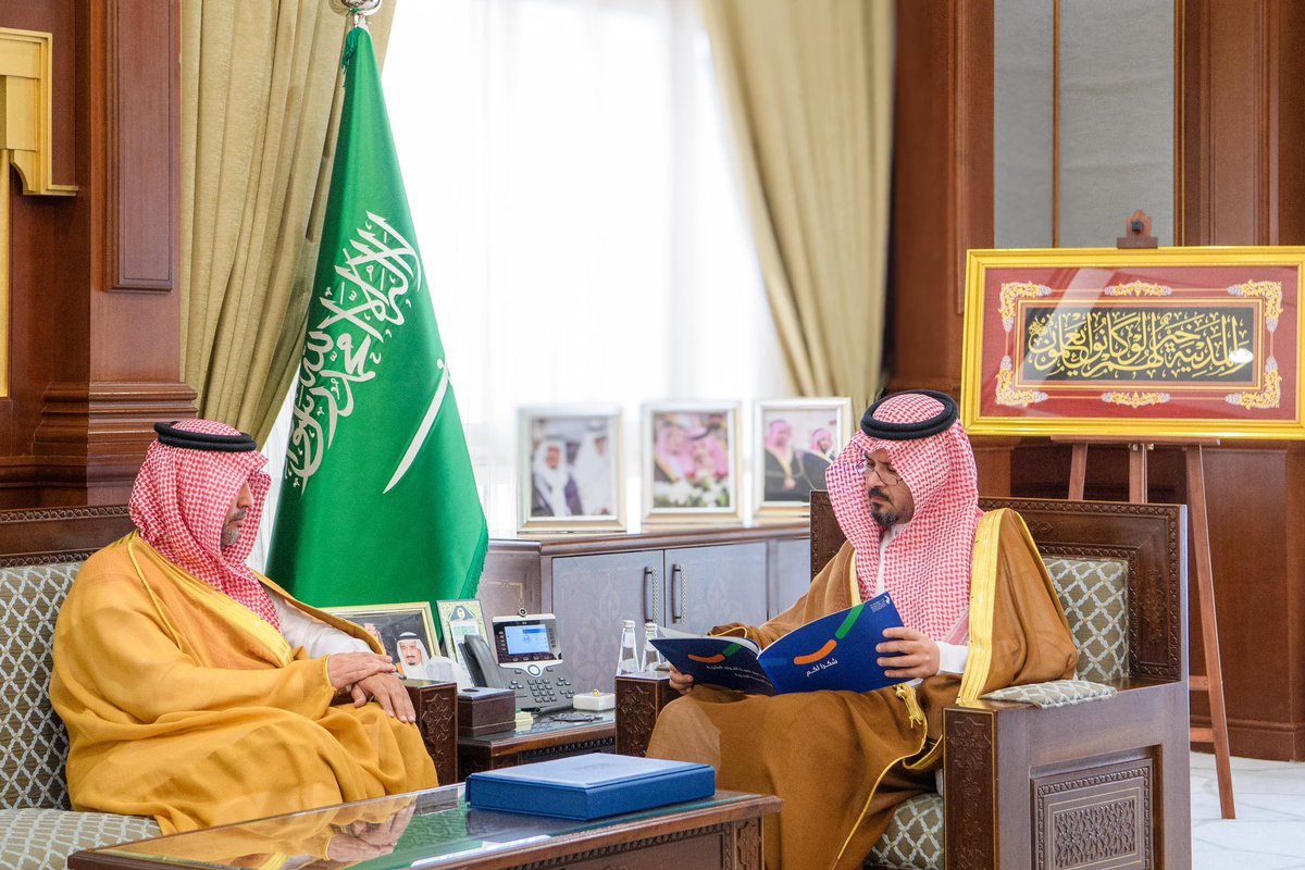إمارة منطقة المدينة المنورة (@imarat_almadina) on Twitter photo سمو أمير منطقة #المدينة_المنورة، #سلمان_بن_سلطان، يستقبل مدير صندوق تنمية الموارد البشرية بالمنطقة، مشعل الركابي <a href="/HRDFKSA/">صندوق تنمية الموارد البشرية</a>.
وخلال اللقاء، اطّلع سموّه على التقرير السنوي لعام 2024م، الذي استعرض أبرز المنجزات والبرامج المقدمة في مجالات دعم التوظيف وتأهيل الكفاءات الوطنية بالمنطقة. سمو أمير منطقة #المدينة_المنورة، #سلمان_بن_سلطان، يستقبل مدير صندوق تنمية الموارد البشرية بالمنطقة، مشعل الركابي <a href="/HRDFKSA/">صندوق تنمية الموارد البشرية</a>.
وخلال اللقاء، اطّلع سموّه على التقرير السنوي لعام 2024م، الذي استعرض أبرز المنجزات والبرامج المقدمة في مجالات دعم التوظيف وتأهيل الكفاءات الوطنية بالمنطقة.