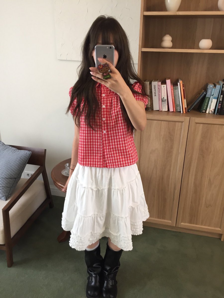 wee_00321's tweet photo. OOTD🪽
인생 치마 찾았음
요즘 여름 코디 상의만 갈아끼우고 
이 치마 하나로 우려먹는중 https://t.co/9QcDbiHKqA