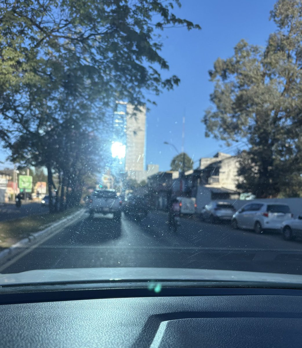 Ingresando a Asuncion por aviadores en esta hermosa y bendecida mañana ☺️
Uno pasa Santísima trinidad algunos metros, y uno comienza a recordar a las madres de los ingenieros y arquitectos de este edificio espejado 🤦‍♂️
Igual el día está lindo ☺️, frío, pero lindo