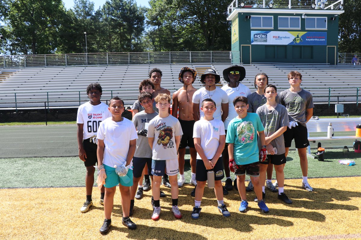 🏈 Feeling Hot, Hot, Hot!😎 

Week 1 of Green Knights football camp has been a ton of fun as the kids have been learning skills from our SJR football players. 

There's still time to sign up for one of our Green Knights football camps. 
Register here: shorturl.at/ytixO