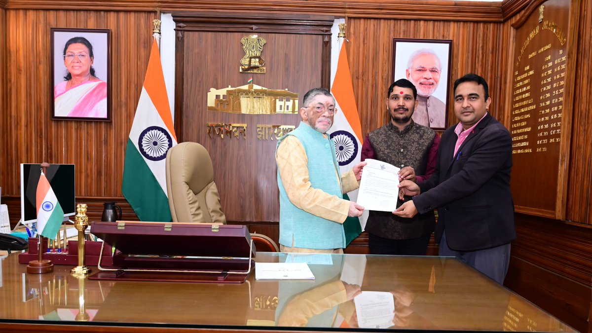 amardeep kaushal (@amardeepkaushal) on Twitter photo महामहिम श्री <a href="/santoshgangwar/">Santosh Gangwar</a> <a href="/jhar_governor/">Governor of Jharkhand</a> से जगन्नाथपुर मंदिर न्यास समिति, धुर्वा,रांची के प्रधान सेवक- सेवायत श्री ठाकुर सुधांशु नाथ शाहदेव एवं सेवक अमरदीप कौशल ने मुलाकात की। उन्होंने 27 जून को आयोजित होने वाले रथ यात्रा महोत्सव में सम्मिलित होने के लिए आमंत्रित किया। महामहिम श्री <a href="/santoshgangwar/">Santosh Gangwar</a> <a href="/jhar_governor/">Governor of Jharkhand</a> से जगन्नाथपुर मंदिर न्यास समिति, धुर्वा,रांची के प्रधान सेवक- सेवायत श्री ठाकुर सुधांशु नाथ शाहदेव एवं सेवक अमरदीप कौशल ने मुलाकात की। उन्होंने 27 जून को आयोजित होने वाले रथ यात्रा महोत्सव में सम्मिलित होने के लिए आमंत्रित किया।