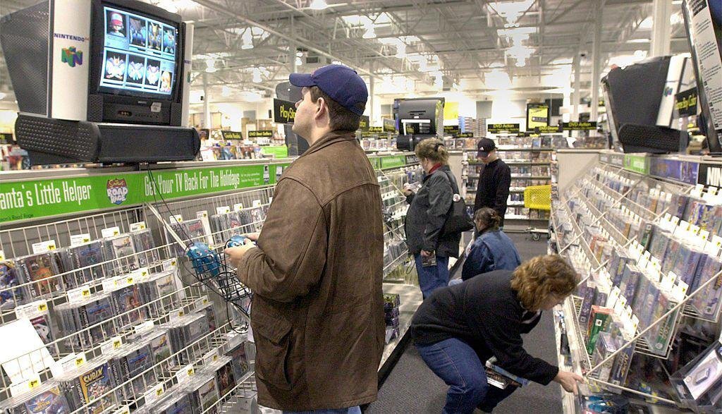 VideoGameHstry's tweet image. Video game section at Best Buy in the early 2000s