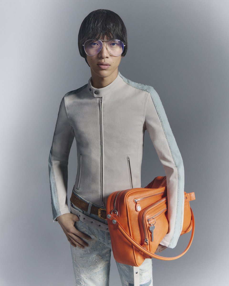acnestudios's tweet image. A feeling of traversing generations through nostalgia; an eclectic impulse.
The #AcneStudios SS26 menswear collection brings together worn-in denim, retro silhouettes, and vintage polos - creating a wardrobe that feels inherited, but entirely personal.