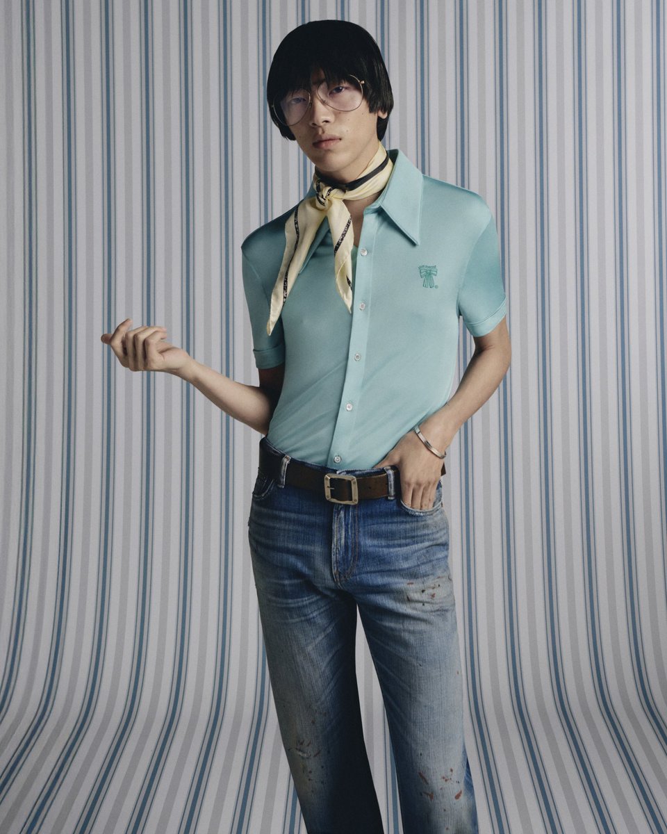 acnestudios's tweet image. A feeling of traversing generations through nostalgia; an eclectic impulse.
The #AcneStudios SS26 menswear collection brings together worn-in denim, retro silhouettes, and vintage polos - creating a wardrobe that feels inherited, but entirely personal.