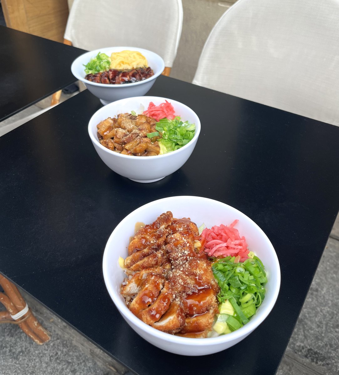 Nos donburi ✨

Veggie, au porc, au poulet ou à l’anguille, ils sont nombreux et tous plus délicieux les uns que les autres🤩

Venez les tester dans nos 4 restaurants parisiens !

#ippudoparis #donburi #veggiedonburi #donburichashu #ramen #ramenlover #donburilovers #ippudoparis