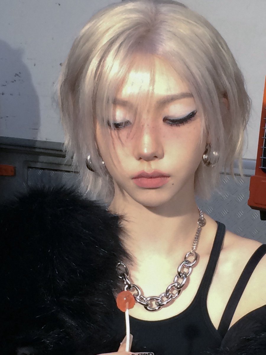 OMFG KARINA??!? SHE LOOKS LIKE A VIDEO GAME CHARACTER