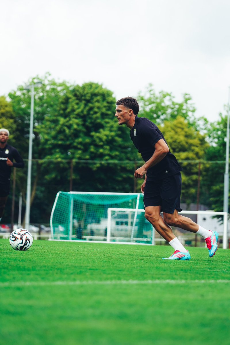 SportCharleroi's tweet photo. La pré-saison bat son plein dans le 𝗣𝗮𝘆𝘀 𝗡𝗼𝗶𝗿. ⚒️

#RCSC #UExperts ⚫⚪ https://t.co/2ru5pIC5fG