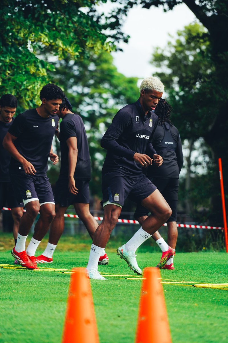 SportCharleroi's tweet photo. La pré-saison bat son plein dans le 𝗣𝗮𝘆𝘀 𝗡𝗼𝗶𝗿. ⚒️

#RCSC #UExperts ⚫⚪ https://t.co/2ru5pIC5fG
