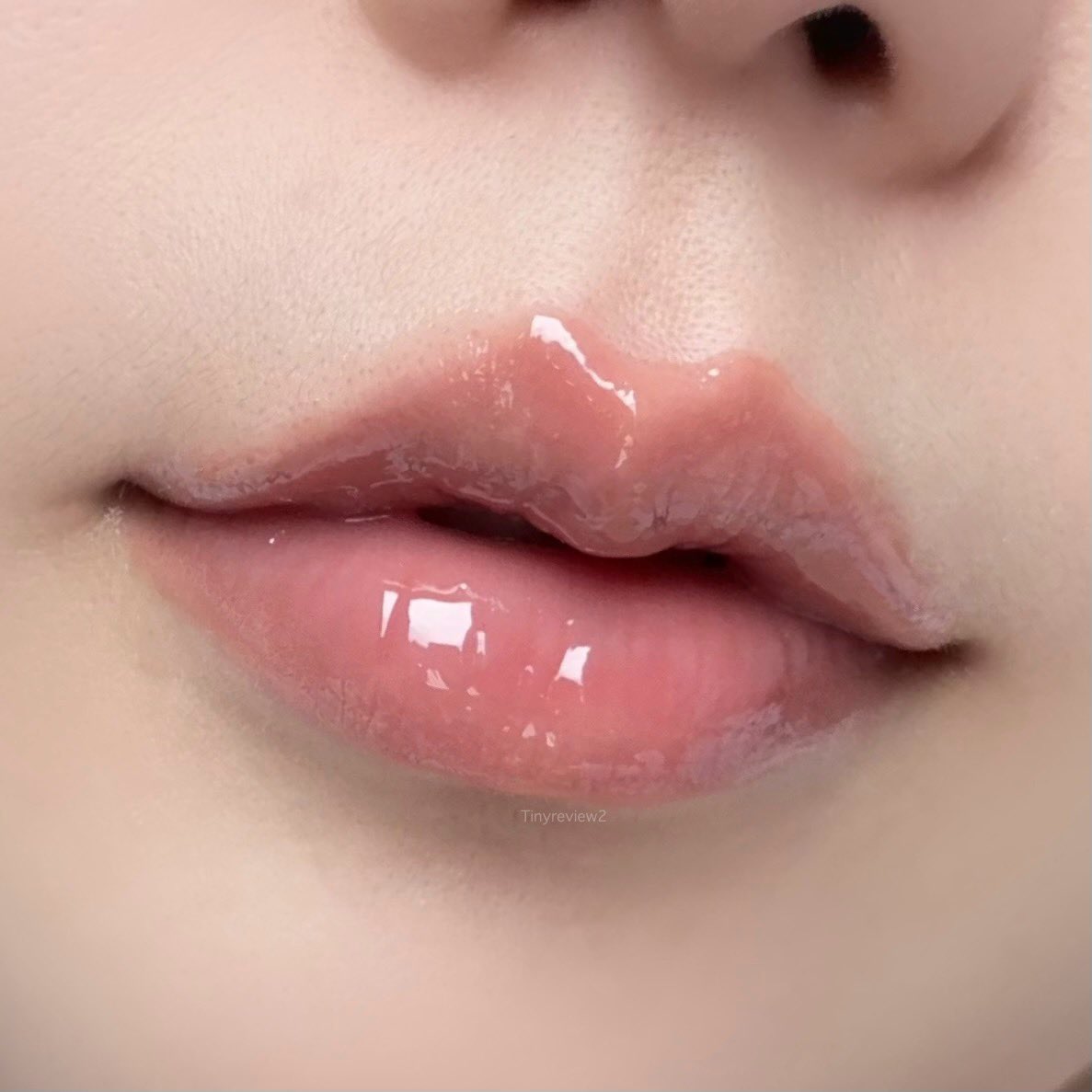 ถ้าแท่งไหนชอบมาก เวลา swatch จะกลัวหมด 555555 อย่างเช่นแท่งนี้เป็นต้น ในบรรดากลอสที่มี oddtype เนื้อสวยที่สุด ทาแล้วปากฟูโคตรๆ ร่องปากหายไปเลยยย แบบเลยยย ทาทีไร นั่งส่องปากทั้งวันนน มันสวยยยชห.สวยเหมือนปาก ai 5555555