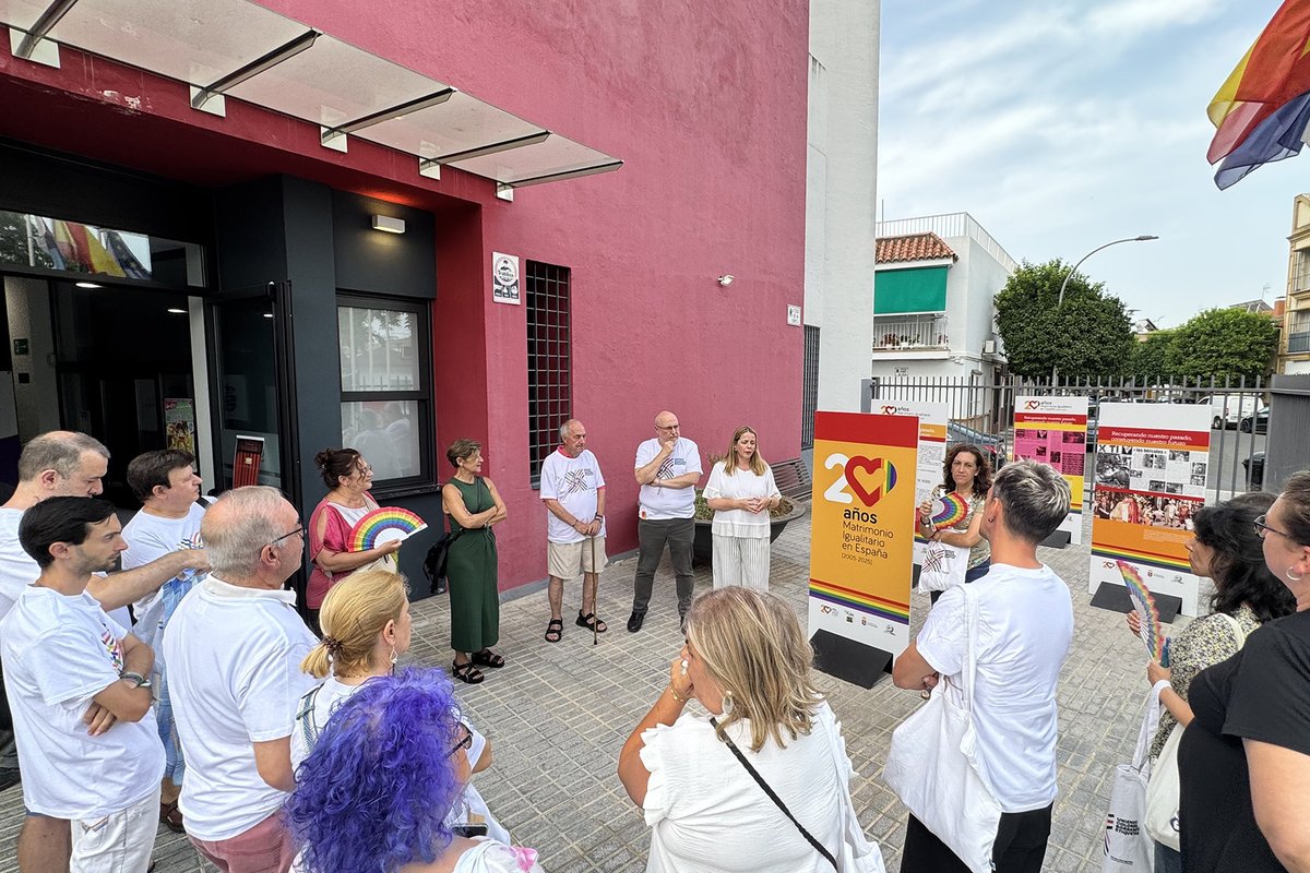 👉#LaRinconada conmemora 20 años de matrimonio igualitario
Una mesa redonda y una exposición –que estará abierta hasta final de semana- repasan lo que supuso la Ley 13/2005, cómo ha afectado en este periodo y qué necesita mejorar 💙🏳️‍🌈 acortar.link/0xbxIm