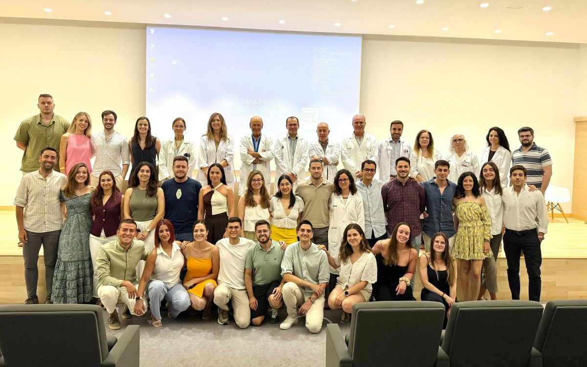 GVADrPeset's tweet photo. 🏥El Hospital Doctor Peset da la bienvenida a sus 75 residentes de Medicina, Farmacia, Bioquímica, Psicología y Enfermería.

👩‍⚕️El 76% de residentes en formación que se incorporan son mujeres.

👋57 residentes acaban y se despiden de @GVADrPeset 

🔗https://t.co/FzOdoATHIv https://t.co/xJ0nYhlirX