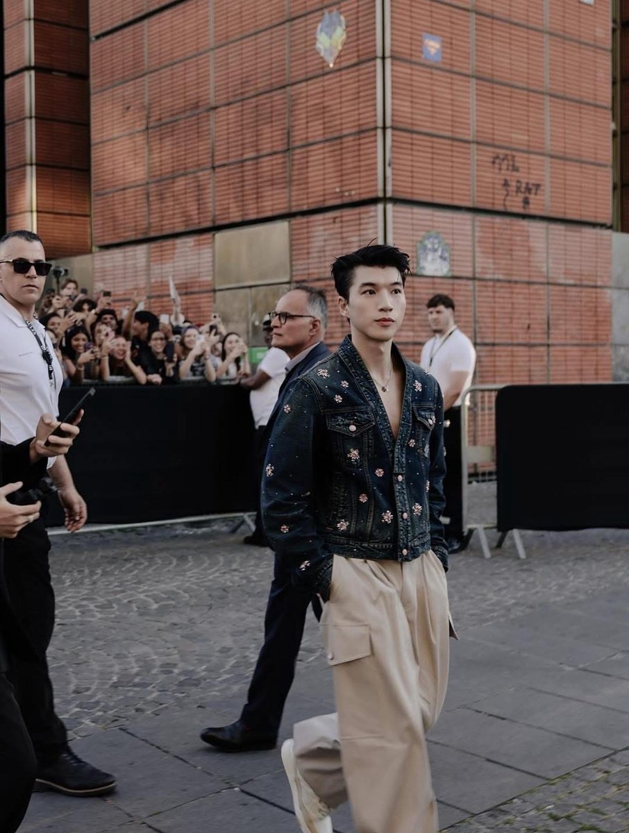 derreck_taylor's tweet photo. @LouisVuitton HIEUTHUHAI at Paris Fashion Week, invited by Louis Vuitton — this moment means the world to us, the fans who’ve always loved and supported him. Thank you, @LouisVuitton, for opening this new door for Hiếu. This is just the beginning 🤟🔥
#HIEUTHUHAIxLVMenSS26 https://t.co/ZfOumOtYNA