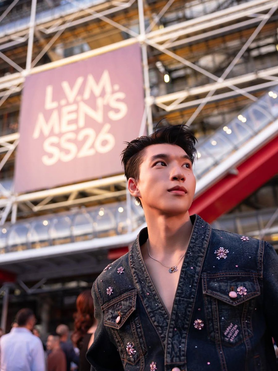 derreck_taylor's tweet photo. @LouisVuitton HIEUTHUHAI's so stunning in every style he wear and special temperament when wearing LV brand clothes 
𝐇𝐈𝐄𝐔𝐓𝐇𝐔𝐇𝐀𝐈 𝐢𝐧 𝐏𝐚𝐫𝐢𝐬 𝐟𝐨𝐫 𝐋𝐕𝐌𝐞𝐧𝐒𝐒𝟐𝟔
#HIEUTHUHAIxLVMenSS26 https://t.co/quLTZ4inXg