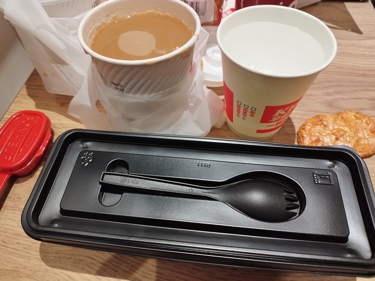 arieparikesit's tweet photo. Eh #Nasgor KFC Beijing bukan ayam tapi nasgor beef Sichuan ala Jepang wqqq, apa coba sichuan kok Yapan.
Kemasannya lucu ya, coba tebelan dikit, sudah sa koleksi. https://t.co/UwwbEEqQqa