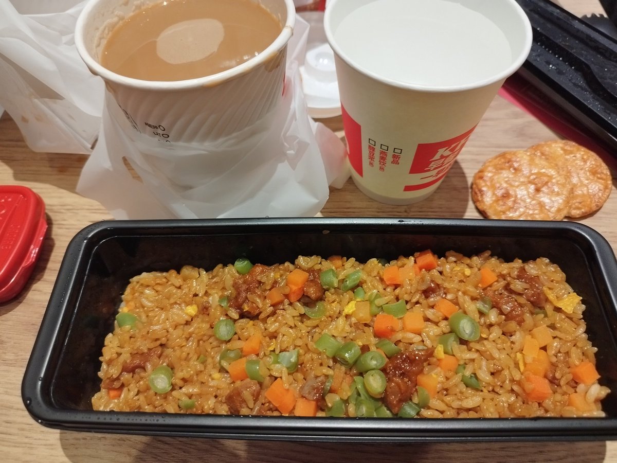 arieparikesit's tweet photo. Eh #Nasgor KFC Beijing bukan ayam tapi nasgor beef Sichuan ala Jepang wqqq, apa coba sichuan kok Yapan.
Kemasannya lucu ya, coba tebelan dikit, sudah sa koleksi. https://t.co/UwwbEEqQqa