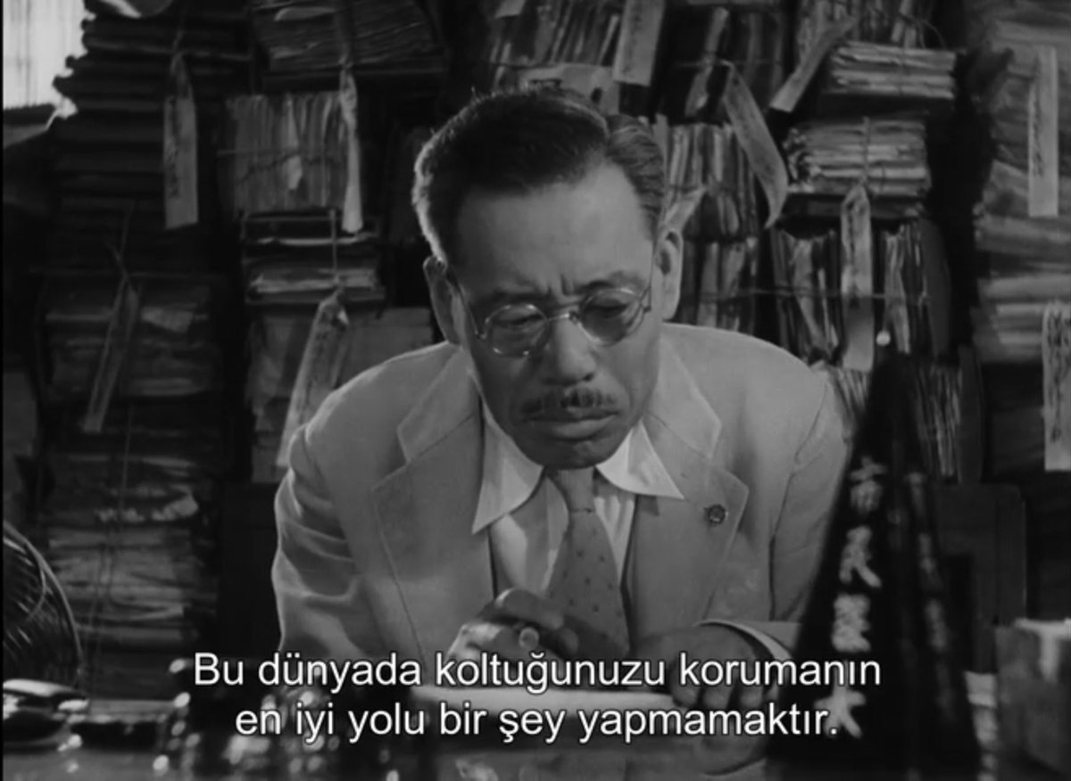 “Bu dünyada koltuğunuzu korumanın en iyi yolu bir şey yapmamaktır.”
1952 Japon yapımı Ikiru filminden bir sahne.

Bazen insan düşünüyor:
Bizim yöneticiler bu felsefeyi kendilerine şiyar mı edindi?