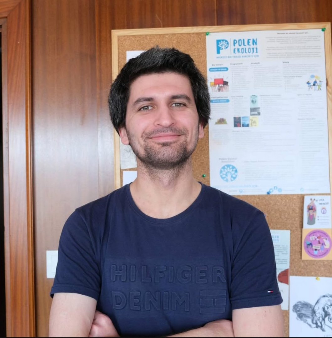 Laborans (@laboranss_) on Twitter photo Polen Ekoloji Kolektifi üyesi Onur Yılmaz, bugün yurtdışından dönüşünde Sabiha Gökçen Havaalanı’nda gözaltına alındı! <a href="/PolenEkoloji/">POLEN Ekoloji Kolektifi</a> Polen Ekoloji Kolektifi üyesi Onur Yılmaz, bugün yurtdışından dönüşünde Sabiha Gökçen Havaalanı’nda gözaltına alındı! <a href="/PolenEkoloji/">POLEN Ekoloji Kolektifi</a>