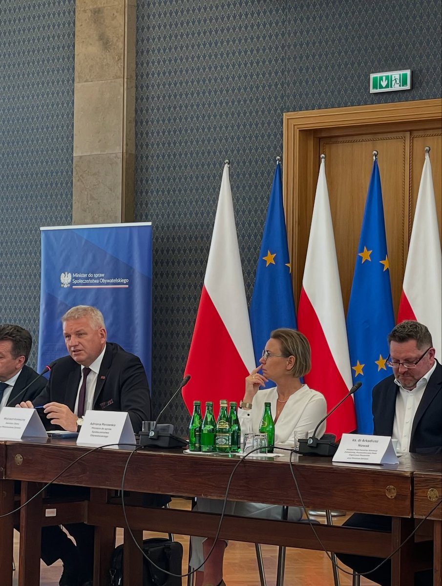 Zdrowieiedukac1's tweet photo. Kiedy zdrowie publiczne stanie się priorytetem państwa? Kiedy #otyłość będzie zarządzona międzysektorowo? Kiedy państwo zajmie się zdrowiem obywateli, a nie ciągle chorobą? Pada wiele ważnych postulatów, to ważne miejsce, by zostały nagłośnione @MZ_GOV_PL @WojciechKoniec4 https://t.co/BmqK1wpndK