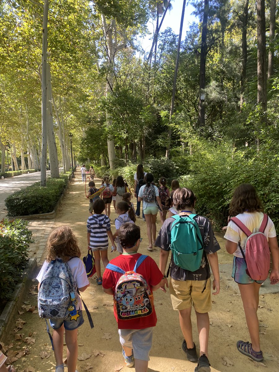 Ya ha empezado nuestro campamento de Arte y Naturaleza.
Los peques disfrutan del Parque de María Luisa, donde descubren rincones y detalles de nuestra ciudad.
Además, aprenden sobre arte y artistas a la vez que juegan y crean.
¿Se puede pedir más?
¡Todavía estás a tiempo!