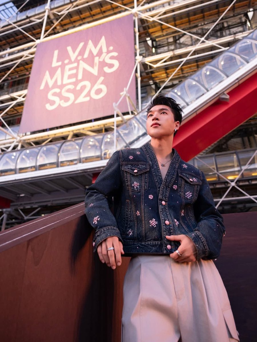 laviee48's tweet photo. @LouisVuitton This look so well @LouisVuitton  the denim, the crystals, the presence-Iconic ✨
Eager to see more LV moments styled by HIEUTHUHAI 

#HIEUTHUHAIxLVMenSS26 https://t.co/frI0krqixv