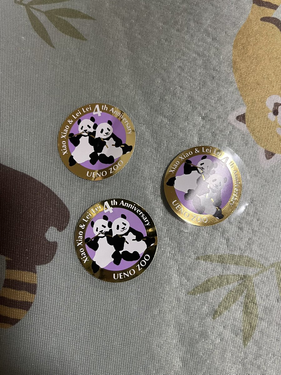 panda_0209_'s tweet photo. シャオレイ4歳グッズ届きました🐼💓🐼

クッションをどこに置けばいいのか
問題が発生しております…笑
ぬいぐるみ増えすぎてます🐼💦

そして、シールは捨てられないので
切り取ってます✂️

#上野動物園
#レイレイ #パンダ #蕾蕾
#シャオシャオ #暁暁 https://t.co/VvaVHDEnc4