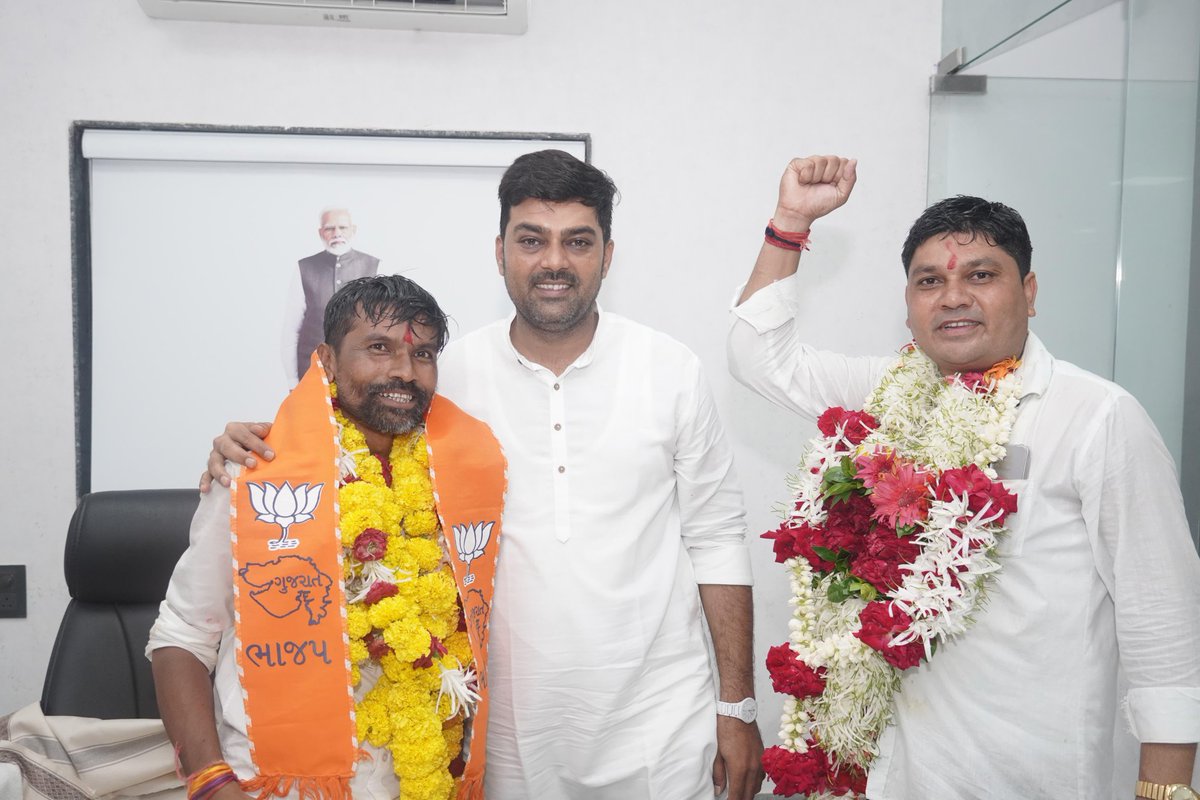 JATINPATEL73053's tweet image. ગ્રામ પંચાયતની ચૂંટણીમાં પાટણા ગામના સરપંચ તરીકે શ્રી સંજયભાઈ વસાવા અને તમામ નવા ચૂંટાયેલા સભ્યોને હાર્દિક અભિનંદન!

આપણા ગામના વિકાસ અને સમૃદ્ધિ માટે આપ સૌના નેતૃત્વ હેઠળ નવી સફળતાઓ મળે તેવી શુભકામનાઓ.
#BJP #bjpgujarat #bjpnarmada