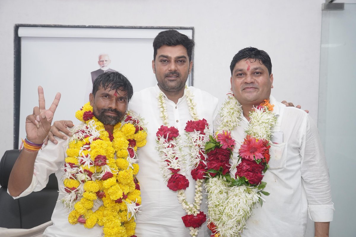 JATINPATEL73053's tweet image. ગ્રામ પંચાયતની ચૂંટણીમાં પાટણા ગામના સરપંચ તરીકે શ્રી સંજયભાઈ વસાવા અને તમામ નવા ચૂંટાયેલા સભ્યોને હાર્દિક અભિનંદન!

આપણા ગામના વિકાસ અને સમૃદ્ધિ માટે આપ સૌના નેતૃત્વ હેઠળ નવી સફળતાઓ મળે તેવી શુભકામનાઓ.
#BJP #bjpgujarat #bjpnarmada