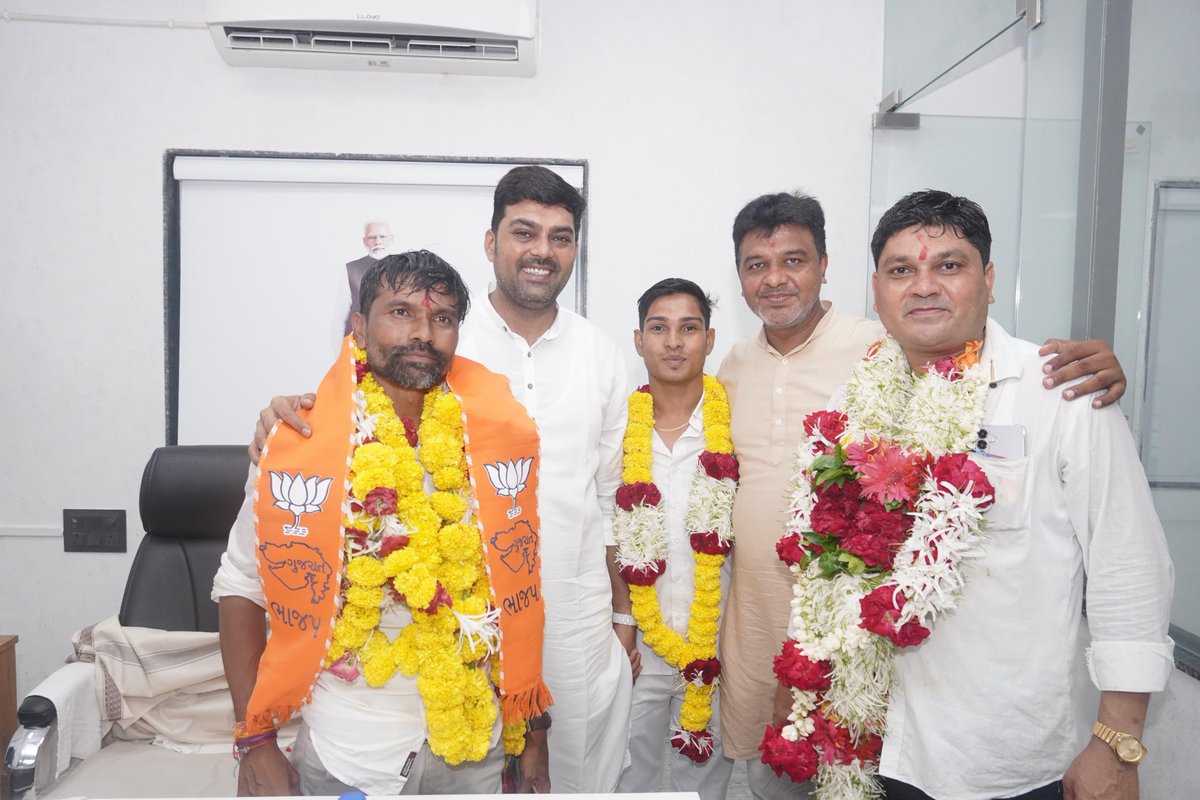 JATINPATEL73053's tweet image. ગ્રામ પંચાયતની ચૂંટણીમાં પાટણા ગામના સરપંચ તરીકે શ્રી સંજયભાઈ વસાવા અને તમામ નવા ચૂંટાયેલા સભ્યોને હાર્દિક અભિનંદન!

આપણા ગામના વિકાસ અને સમૃદ્ધિ માટે આપ સૌના નેતૃત્વ હેઠળ નવી સફળતાઓ મળે તેવી શુભકામનાઓ.
#BJP #bjpgujarat #bjpnarmada