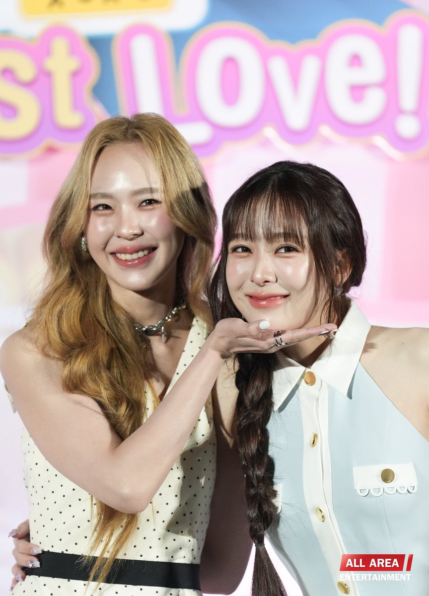 ไม่ว่าจะโพสต์ไหน ๆ มือที่เอวนั้นคือไม่ยอมปล่อยเลยค่ะ จูนมิวนิคอธิบายให้ป้าฟังหน่อยค่ะลูก

FIRST COME FIRST LOVE
#WhaleStorexoxoEP1
#จูนมิวนิค #JuneMewnich 
<a href="/junewanwimol19/">จูนววม</a> <a href="/mewnich__/">Mewnich</a>