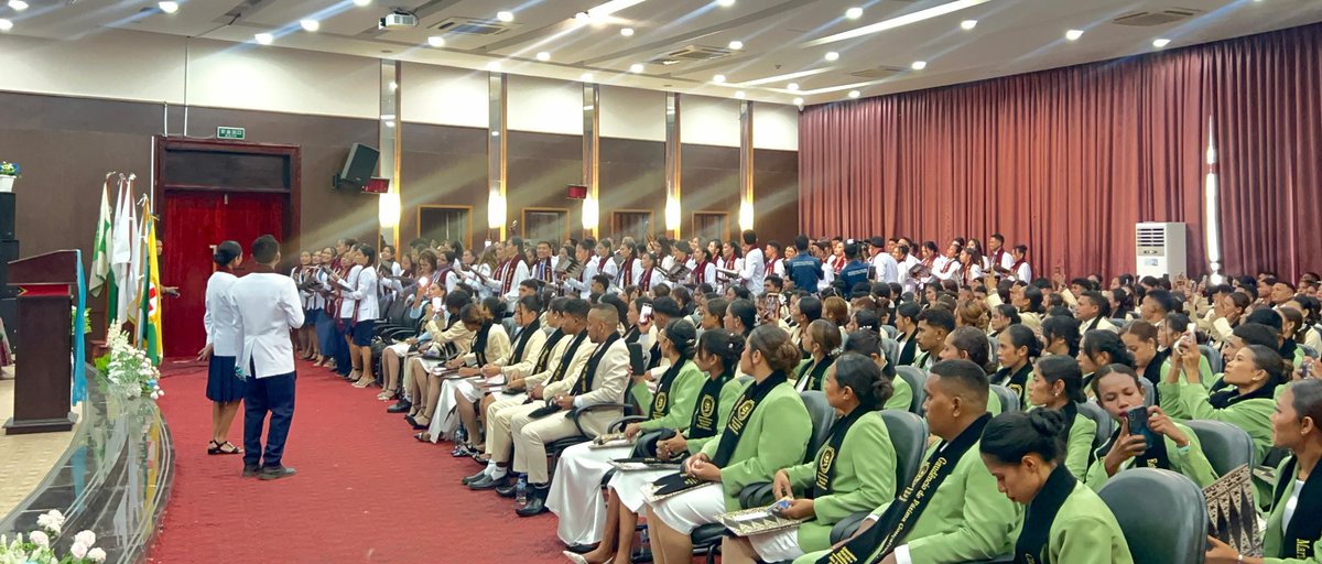 "Tu esfuerzo y dedicación te han traído hasta aquí; el futuro está listo para recibirte".
Los jóvenes galenos egresados de la #ESM en la Cerimônia Judicio realizaron el Juramento Hipocrático, comprometidos a garantizar la beneficencia,la no maleficencia y el respeto al paciente.