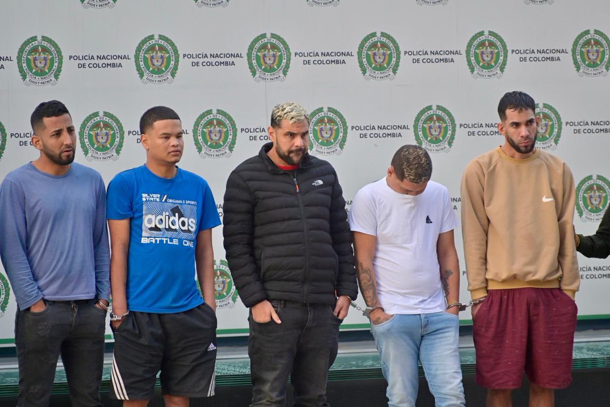 A la cárcel 11 criminales del ‘Tren de Aragua’, quienes estarían detrás del lanzamiento de una granada en San Bernardo en febrero.

Estos delincuentes traficaban armas y drogas en diferentes puntos del centro de la ciudad.

Entre los capturados está ‘L’, cabecilla en Los