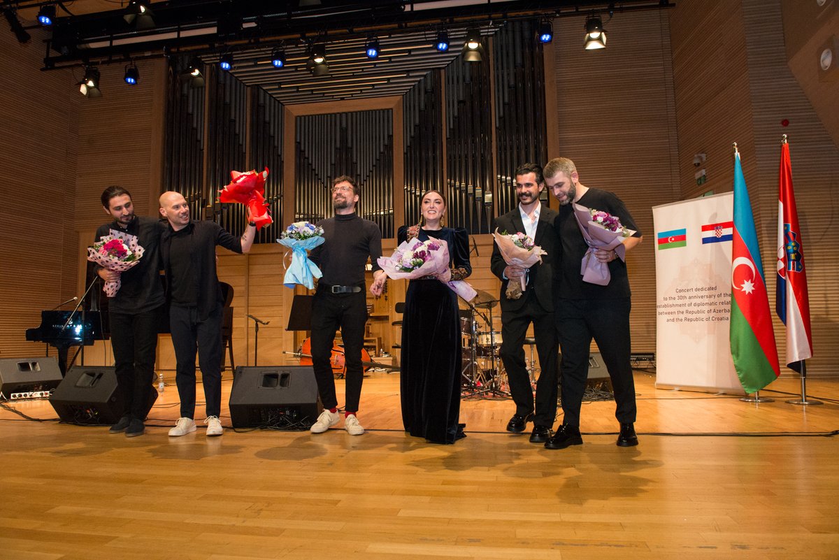 Zaqrebdə Azərbaycan cazının təntənəsi.

Ətraflı: culture.gov.az/s/NpYvr7Z

#Azərbaycan #MədəniyyətNazirliyi #mədəniyyət