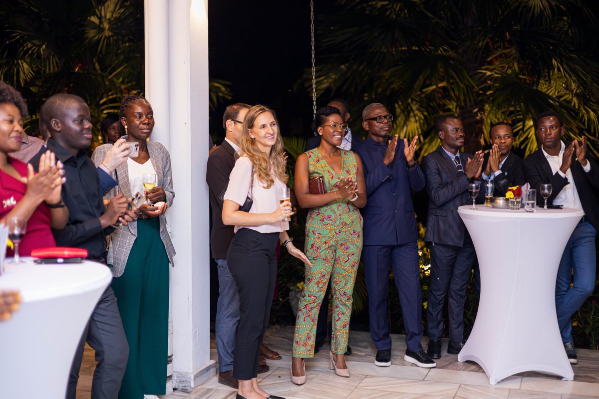 Nous avons été accueillis chaleureusement par l’Ambassadeur Allemand en RDC, Excellence Ingo HERBERT pour remercier Mr. Jakob KERSTAN, Représentant Résident de la KAS en RDC, dont le mandat est arrivé à terme et souhaiter la bienvenue à Mr. Gregor JAECKE qui va faire l’intérim.