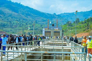 Ikiriho's tweet photo. 🇧🇮⚡️#Burundi En cinq ans, de 2020 à 2025, la production d’énergie a triplé, passant de 47,35MW à 166,29 MW, se réjouit le @GeneralNeva. 

C'était ce mardi 24 juin lors de l'inauguration de la centrale hydroélectrique (CHE) de #Jiji (32,5 MW) en commune #Songa de @BururiProvince, dans le sud du pays. La centrale sur la rivière Jiji est une des deux composante du projet de la CHE Jiji-Mulembwe qui produira en totalité 49,5 MW . D'une capacité de 17 MW, la centrale sur la #Mulembwe sera  quant à elle inaugurée dans deux mois. 

Le Président de la République remercie les partenaires dont la @Banquemondiale, la #BAD -@AfDB_Group -, l’@EU_Commission et la #BEI qui accompagnent son pays dans l’atteinte des objectifs d’électrification,  préalables au développement.

La pari pour @NtareHouse et tout le Gouvernement "Responsable et Laborieux" est de voir toutes les communes électrifiés cette année. Le Président invite la population à rentabiliser cette énergie pour leur développement local