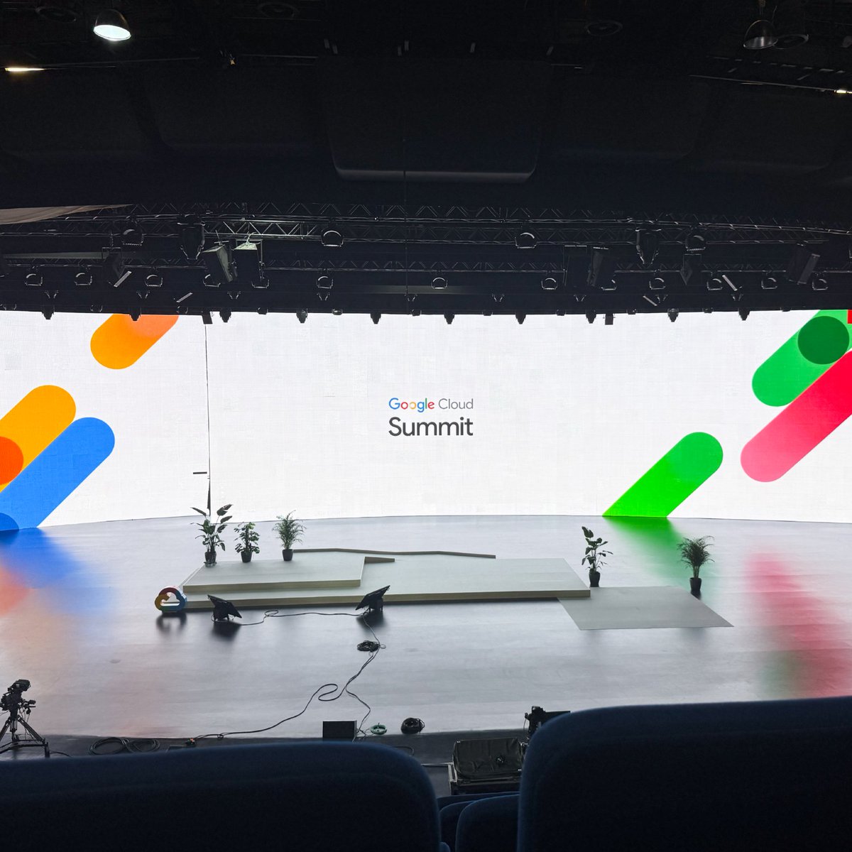 GoogleCloud_DE's tweet image. Während ihr euren perfekten Summit-Tag plant, laufen bei uns heute die Vorbereitungen auf Hochtouren 🙌 Denn schon morgen öffnen sich die Türen des Showpalasts in München für inspirierende Einblicke, neue Kontakte und jede Menge KI.
Wer von euch ist morgen dabei? #CloudSummitDE
