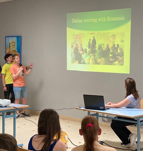 🏅 Félicitations à Virginie Gilloire ! #Enseignante passionnée et engagée, elle a reçu des labels de qualité #eTwinning pour ses projets menés avec et pour ses élèves 👏
💡 3 projets, 6 classes, 150 élèves récompensés !
🔗 Découvrez ses projets : school-education.ec.europa.eu/en/connect/peo…