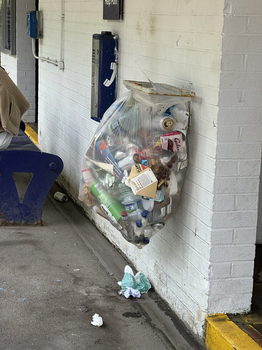 tomtwem's tweet photo. @northernassist Hi 🙋‍♂️ please can the bins at Disley (DSL) be replaced asap? Both are full and overflowing, one is also ripped and leaking. Thank you 😎 https://t.co/7NsXrq9qym